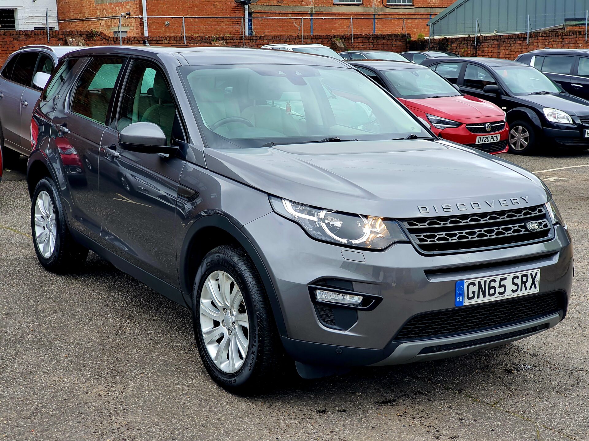 GREY LAND ROVER DISCOVERY
